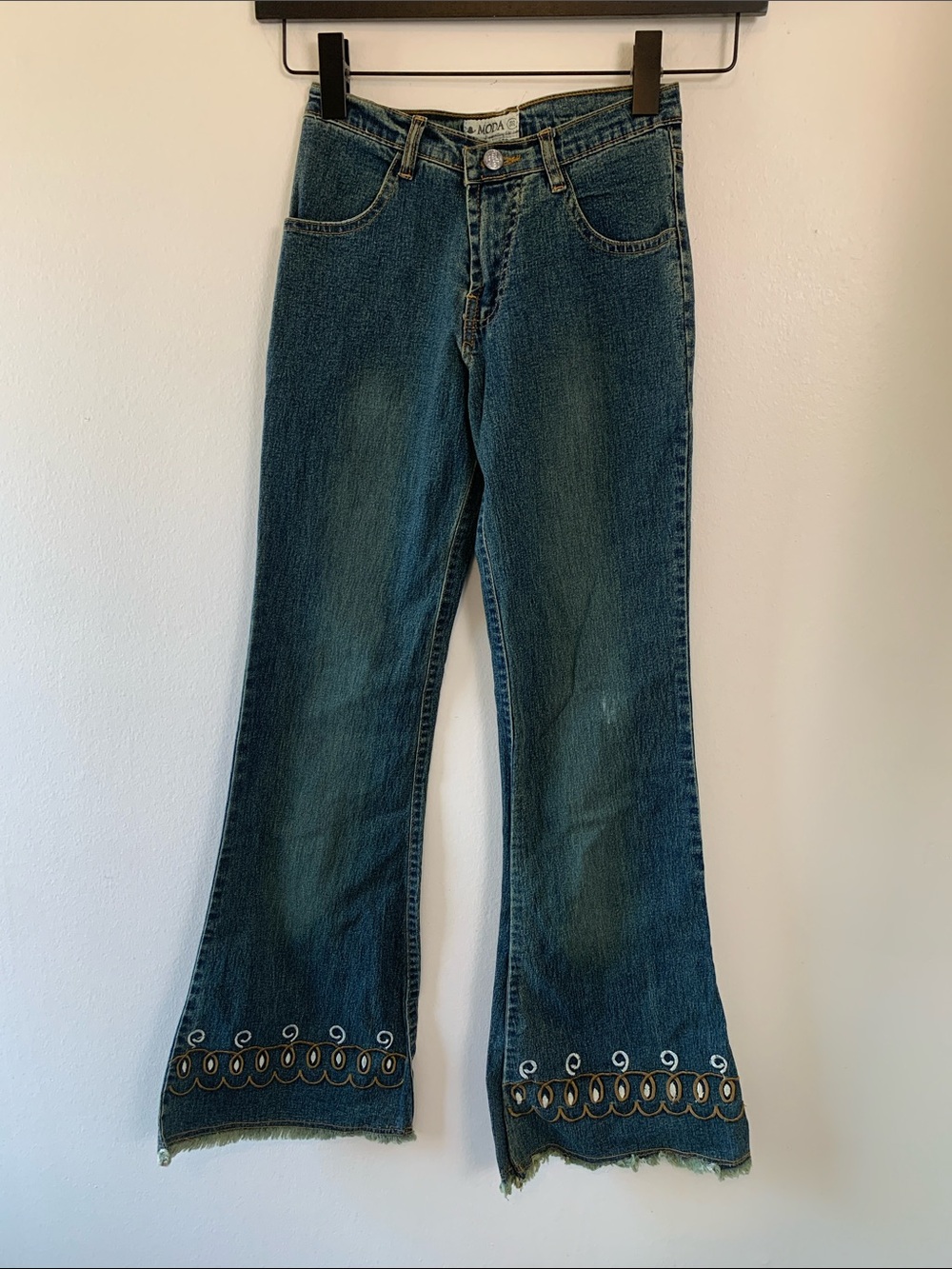 Moda Vintage Blue Denim Flare Jeans with Embroidered Hem Size 27 - Picture 3 of 14